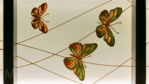 Витражные бабочки на матовом стекле